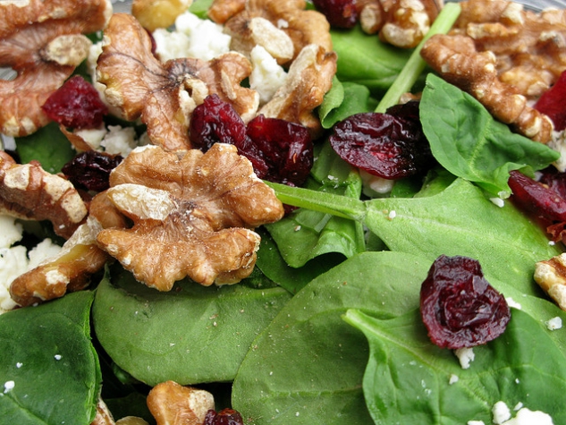 Spinach salad with cranberries and walnuts | The Momiverse | Photo by Elizabeth Thomsen