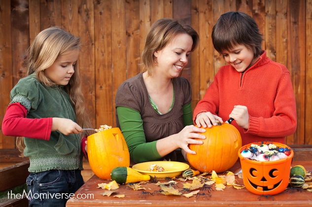 Backyard pumpkin decorating party | The Momiverse
